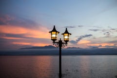 _светл фонарик в гор предпосылк и сумерк темнот после заход солнца врем романтичн атмосферическ стоковое фото _светл фонарик в гор предпосылк и сумерк темнот после заход солнца врем романтичн атмосферическ стоковое фото