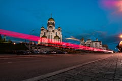 Светлые следы на улице города после захода солнца Церковь всего Sain стоковые изображения rf Светлые следы на улице города после захода солнца Церковь всего Sain стоковые изображения rf