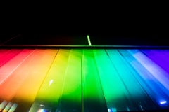 светящий спектр составленный призм и запроектированный на острословии стены стоковая фотография rf светящий спектр составленный призм и запроектированный на острословии стены стоковая фотография rf
