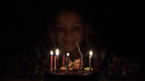 Свечи дня рождения ребенка дуя в ночи, торжестве годовщины детей сток-видео Свечи дня рождения ребенка дуя в ночи, торжестве годовщины детей сток-видео