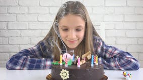 Свечи дня рождения ребенка дуя, дети годовщина, торжество детей стоковое фото rf Свечи дня рождения ребенка дуя, дети годовщина, торжество детей стоковое фото rf