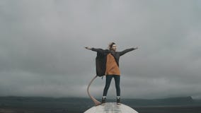 Свобода: молодое белокурое положение женщины на верхней части, которы видеоматериал Свобода: молодое белокурое положение женщины на верхней части, которы видеоматериал