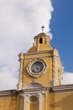 Свод и руины Санта Каталины в испанском колониальном ЮНЕСКО городка Место и облака всемирного наследия стоковое фото rf Свод и руины Санта Каталины в испанском колониальном ЮНЕСКО городка Место и облака всемирного наследия стоковое фото rf