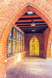 Свод кирпича с окнами мозаики на улице искусств в Бремене, Германии стоковое изображение rf Свод кирпича с окнами мозаики на улице искусств в Бремене, Германии стоковое изображение rf