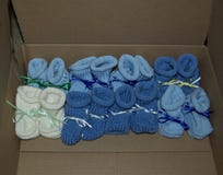 Связанные добычи младенца мальчика с лентами выровняли вверх в ряд - цвета: Светлый - голубой, темно-синий, белый стоковая фотография rf Связанные добычи младенца мальчика с лентами выровняли вверх в ряд - цвета: Светлый - голубой, темно-синий, белый стоковая фотография rf