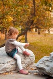 связывать шнурка 2 девушок Стоковые Фото связывать шнурка 2 девушок Стоковые Фото