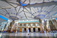 Святой взгляд входа мечети в Madinah Саудовской Аравии стоковая фотография rf Святой взгляд входа мечети в Madinah Саудовской Аравии стоковая фотография rf