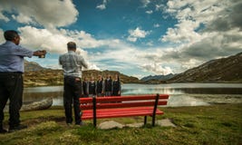 Священник фотографирует монашки в красивом месте в горных вершинах стоковые фото Священник фотографирует монашки в красивом месте в горных вершинах стоковые фото