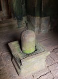 Священный камень Lingam в центре руин виска Bayon стоковые фотографии rf Священный камень Lingam в центре руин виска Bayon стоковые фотографии rf