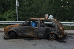 Сгорели автомобиль, горит вне тело автомобиля заполненный с поганью стоковые фотографии rf Сгорели автомобиль, горит вне тело автомобиля заполненный с поганью стоковые фотографии rf