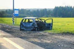 Сгоренный к земной автомобильной катастрофе на стороне дороги стоковые фото Сгоренный к земной автомобильной катастрофе на стороне дороги стоковые фото