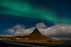 Северные сияния северного сияния появляются над держателем Kirkjufell в Исландии Стоковое Изображение RF Северные сияния северного сияния появляются над держателем Kirkjufell в Исландии Стоковое Изображение RF