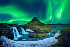 Северный свет, северное сияние на Kirkjufell в Исландии Горы Kirkjufell в зиме Северный свет, северное сияние на Kirkjufell в Исландии Горы Kirkjufell в зиме