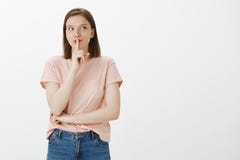 Секрет делят девушкой, который спрашивая не сказать любое еще Милая мечтательная подруга в розовой футболке, смотря правый верхни стоковое фото Секрет делят девушкой, который спрашивая не сказать любое еще Милая мечтательная подруга в розовой футболке, смотря правый верхни стоковое фото