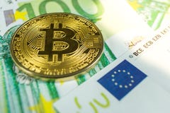 Секретная концепция валюты - bitcoin со счетами евро стоковое изображение Секретная концепция валюты - bitcoin со счетами евро стоковое изображение