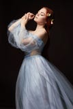 Сексуальная красивая девушка redhead с длинными волосами в хлопке платья ретро женщина портрета предпосылки черная глубокие глаза стоковые фотографии rf Сексуальная красивая девушка redhead с длинными волосами в хлопке платья ретро женщина портрета предпосылки черная глубокие глаза стоковые фотографии rf