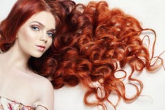 Сексуальная обнажённая красивая девушка redhead с длинными волосами Совершенный портрет женщины на светлой предпосылке Шикарные в стоковые фотографии rf Сексуальная обнажённая красивая девушка redhead с длинными волосами Совершенный портрет женщины на светлой предпосылке Шикарные в стоковые фотографии rf