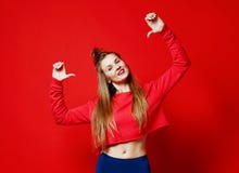 Сексуальная женщина делает жест с указательным пальцем, изолированным над красной предпосылкой стоковая фотография Сексуальная женщина делает жест с указательным пальцем, изолированным над красной предпосылкой стоковая фотография