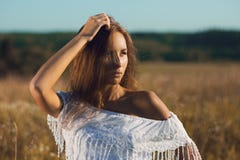 Сексуальное положение маленькой девочки представляя в поле высокорослой травы на заходе солнца стоковое фото Сексуальное положение маленькой девочки представляя в поле высокорослой травы на заходе солнца стоковое фото