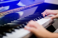 Селективный фокус к пальцам мальчика женщины уча для того чтобы сыграть pia стоковые фотографии rf Селективный фокус к пальцам мальчика женщины уча для того чтобы сыграть pia стоковые фотографии rf