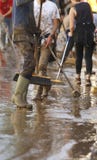 Сельчанин очищая после floodings в Сан Llorenc в вертикали Мальорки острова стоковые изображения Сельчанин очищая после floodings в Сан Llorenc в вертикали Мальорки острова стоковые изображения