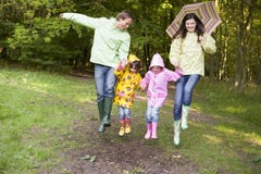 семья outdoors прыгая ся зонтик семья outdoors прыгая ся зонтик