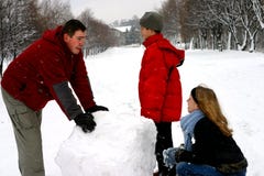 семья делая снеговик семья делая снеговик