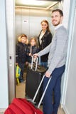 Семья и дети в подъеме аэропорта на остановку в пути стоковое изображение rf Семья и дети в подъеме аэропорта на остановку в пути стоковое изображение rf