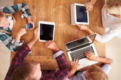 Семья используя новую технологию, надземный взгляд Семья используя новую технологию, надземный взгляд
