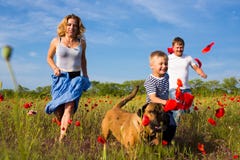 Семья на лужке мака Стоковое Фото Семья на лужке мака Стоковое Фото