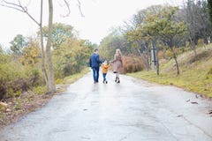 Семья с сыном идет на дорогу в дожде стоковые фото Семья с сыном идет на дорогу в дожде стоковые фото