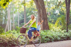 семья счастливая Спорт семьи и здоровые мать и сын уклада жизни стоковые изображения rf семья счастливая Спорт семьи и здоровые мать и сын уклада жизни стоковые изображения rf