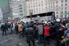 Сердитая толпа на занимая улице переворачивала ожог вне везет на автобусе на demostration во время антипровительственного протеста стоковая фотография rf Сердитая толпа на занимая улице переворачивала ожог вне везет на автобусе на demostration во время антипровительственного протеста стоковая фотография rf
