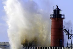 Сердитые Lake Michigan и маяк стоковые фотографии rf Сердитые Lake Michigan и маяк стоковые фотографии rf