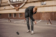 Сердитый человек бросает прочь его мобильный телефон Стоковые Фото Сердитый человек бросает прочь его мобильный телефон Стоковые Фото