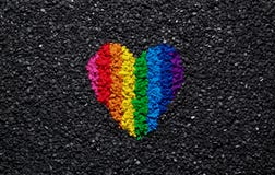 Сердце радуги на черных предпосылке, гравии и гонте, цветах LGBT, обоях влюбленности, валентинке Сердце радуги на черных предпосылке, гравии и гонте, цветах LGBT, обоях влюбленности, валентинке