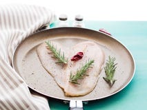 Сердце сформировало сырцовую куриную грудку с травами и перцем Стоковое Изображение Сердце сформировало сырцовую куриную грудку с травами и перцем Стоковое Изображение