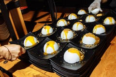 Сервировки мороженого украшенные с гайками и плодоовощ syrup быть послуженным на ресторане стоковые фото Сервировки мороженого украшенные с гайками и плодоовощ syrup быть послуженным на ресторане стоковые фото