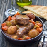 Сердечное тушёное мясо говядины с морковью, сельдереем, шалотом и картошкой, квадратом Стоковые Изображения RF Сердечное тушёное мясо говядины с морковью, сельдереем, шалотом и картошкой, квадратом Стоковые Изображения RF