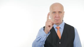 Сердитое предупреждение бизнесмена с жесты рукой с одним пальцем вверх стоковое фото rf Сердитое предупреждение бизнесмена с жесты рукой с одним пальцем вверх стоковое фото rf