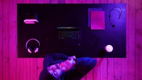 Сердитый мальчик gamer потерял его игру и ссылаться к его врагам говоря что-то к камере сток-видео Сердитый мальчик gamer потерял его игру и ссылаться к его врагам говоря что-то к камере сток-видео
