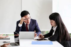 Сердитый неудовлетворенный старший бизнесмен Азия встречая Communicatio стоковое фото rf Сердитый неудовлетворенный старший бизнесмен Азия встречая Communicatio стоковое фото rf