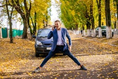 Сердитый расстроенный бизнесмен в костюме эмоционально клянется по телефону около автомобиля стоковые фотографии rf Сердитый расстроенный бизнесмен в костюме эмоционально клянется по телефону около автомобиля стоковые фотографии rf