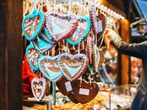 Сердца пряника на продаже на немецкой рождественской ярмарке Германия hamburg стоковое фото Сердца пряника на продаже на немецкой рождественской ярмарке Германия hamburg стоковое фото
