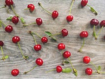 Сердце вишни и деревянная предпосылка картины стоковые фото Сердце вишни и деревянная предпосылка картины стоковые фото
