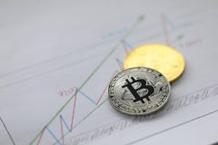 Серебряная и золотая монетка лож bitcoin на деле стоковое изображение rf Серебряная и золотая монетка лож bitcoin на деле стоковое изображение rf