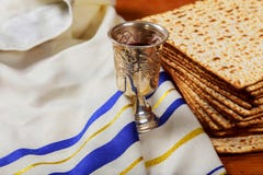 Серебряная чашка вина с matzah, еврейскими символами на праздник Pesach еврейской пасхи стоковые изображения Серебряная чашка вина с matzah, еврейскими символами на праздник Pesach еврейской пасхи стоковые изображения