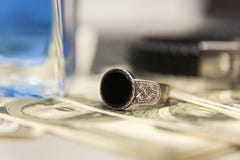 Серебряные кольцо, дух, доллары и компьютер стоковое изображение rf Серебряные кольцо, дух, доллары и компьютер стоковое изображение rf