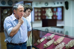 Середина постарела люди и сборник женщин оценивает выставку в историческом музее стоковое фото rf Середина постарела люди и сборник женщин оценивает выставку в историческом музее стоковое фото rf