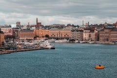 Серии более небольших шлюпок на пристанях в середине города, окруженн стоковое фото rf Серии более небольших шлюпок на пристанях в середине города, окруженн стоковое фото rf